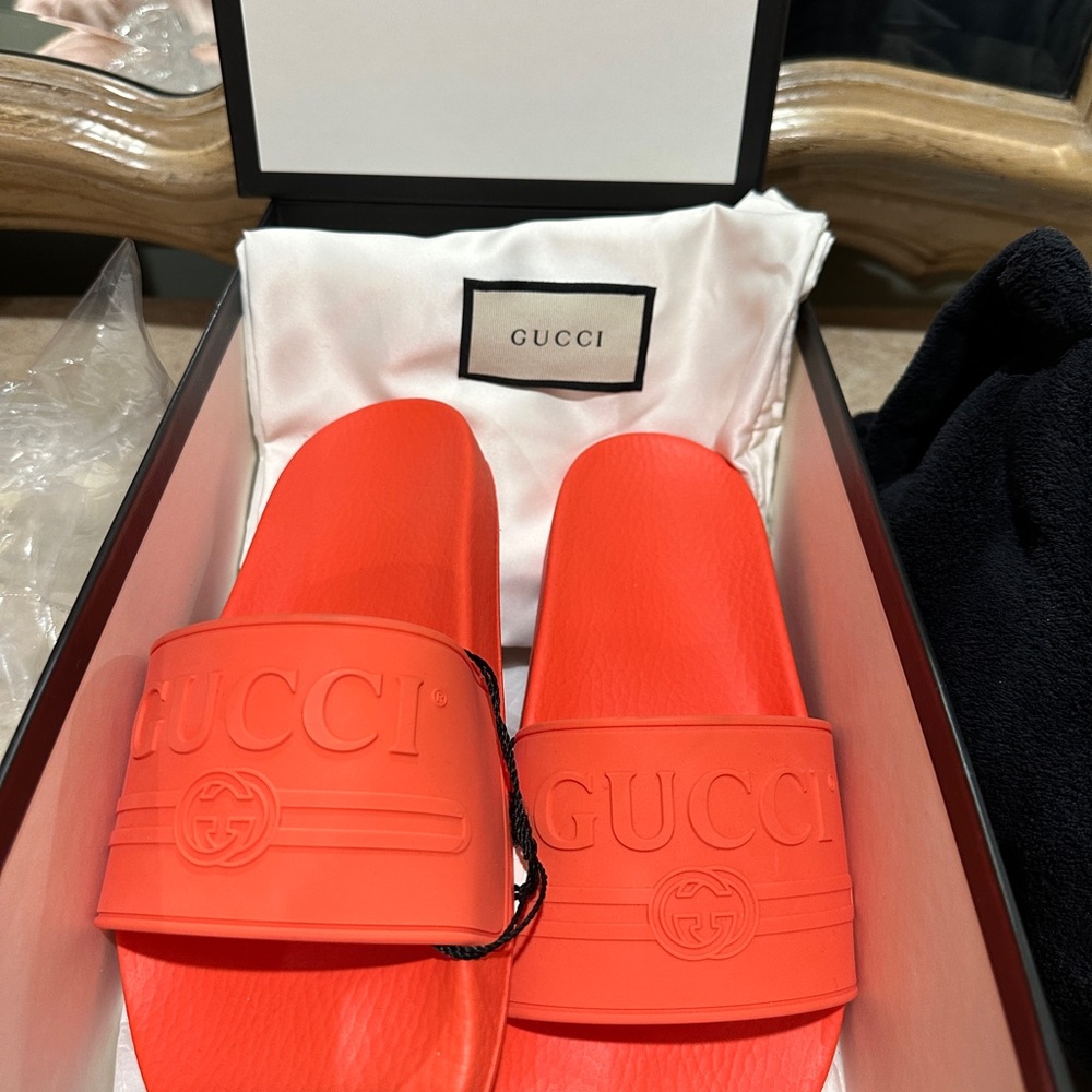 GUCCI LOGO RUBBER SLIDE SAND - Picture 7 of 7